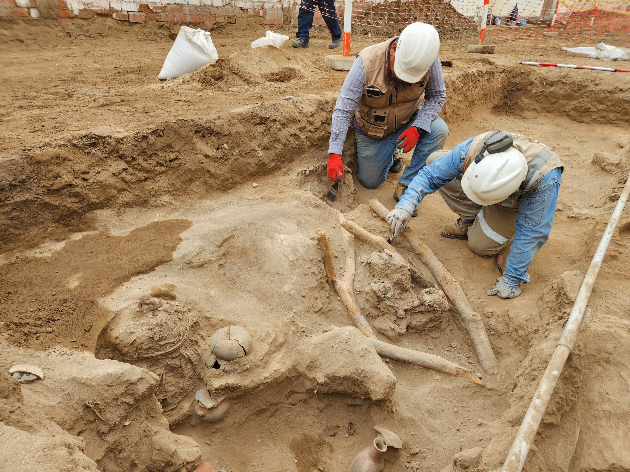 Descubrimos cementerio milenario de la cultura Chancay en Carabayllo